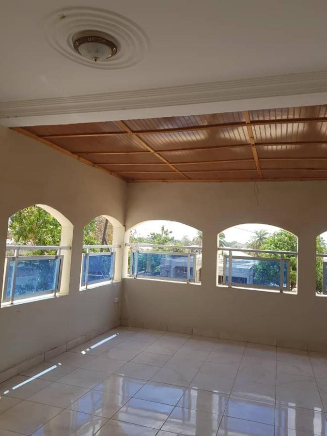 Touray Guest House Old Yundum ภายนอก รูปภาพ