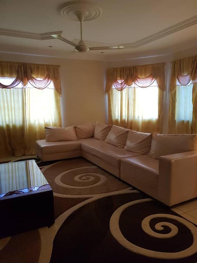 Touray Guest House Old Yundum ภายนอก รูปภาพ