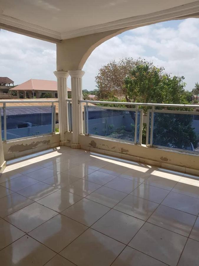 Touray Guest House Old Yundum ภายนอก รูปภาพ