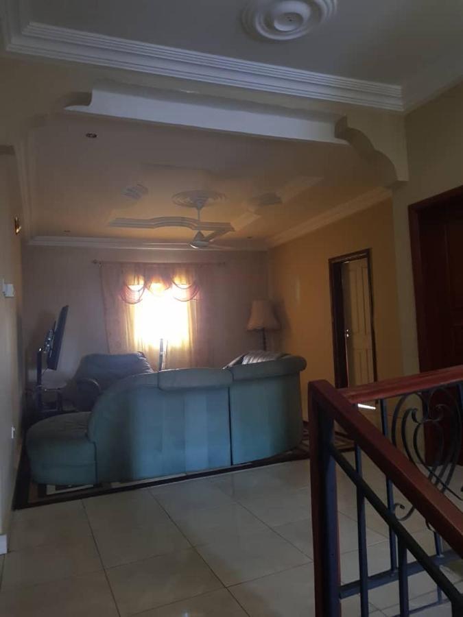 Touray Guest House Old Yundum ภายนอก รูปภาพ