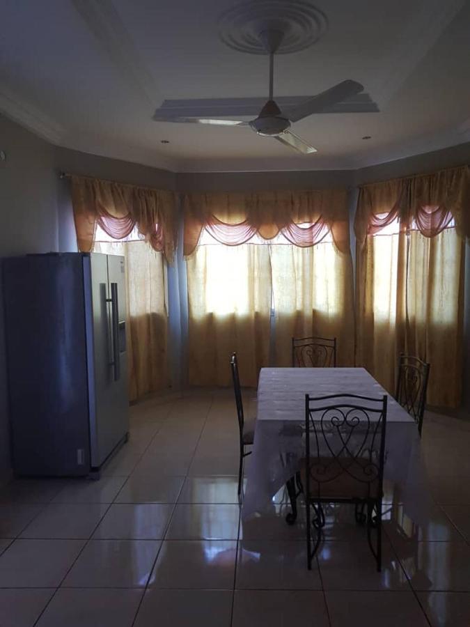 Touray Guest House Old Yundum ภายนอก รูปภาพ